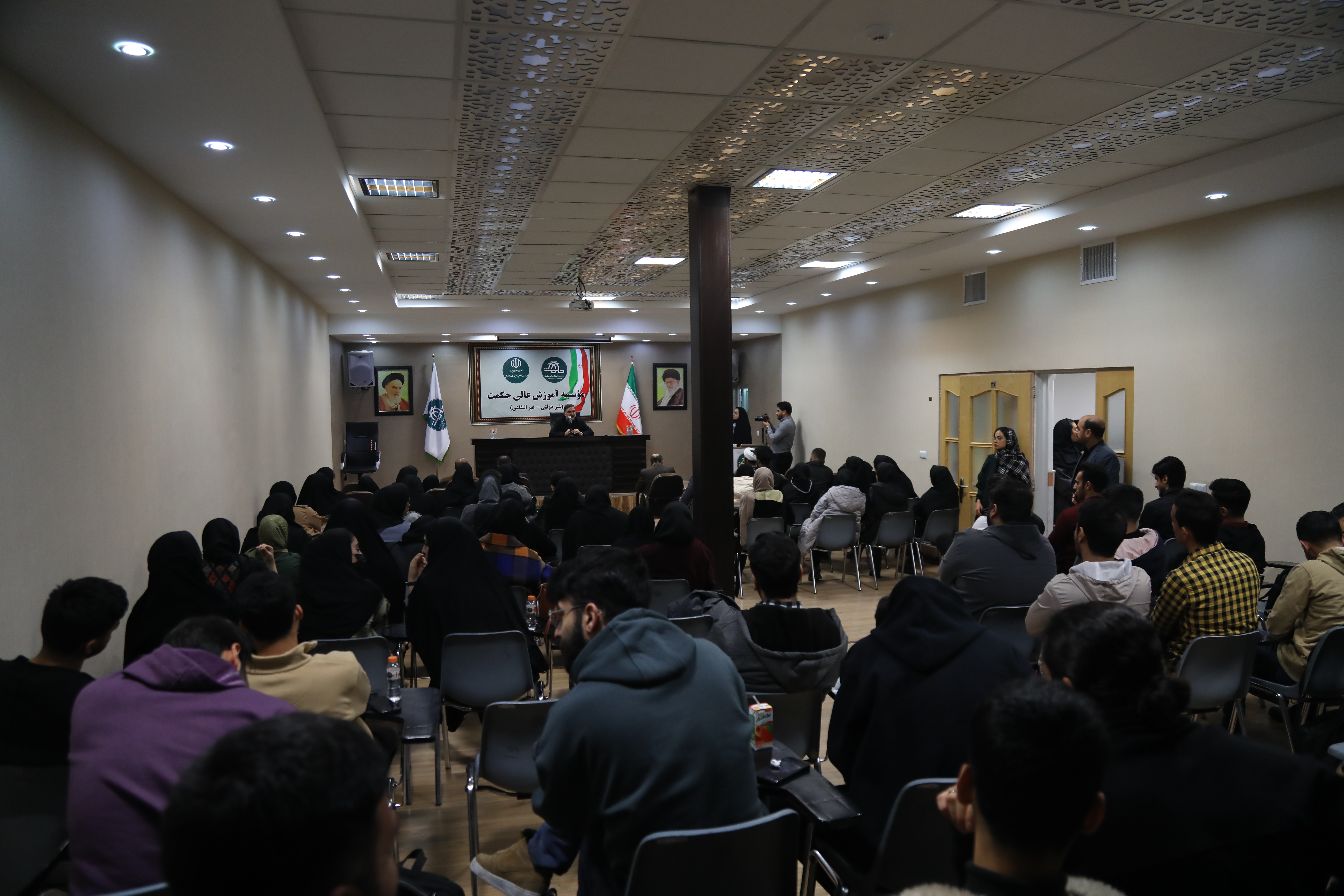 کرسی آزاد اندیشی “مطالبات دانشجویان از حاکمیت” در موسسه آموزش عالی حکمت برگزار شد